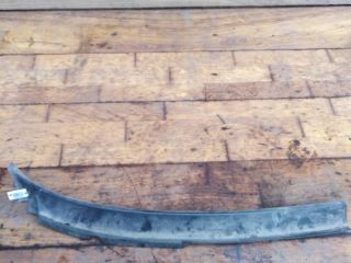 nakladka-dekorativnaia-dozdevik-zabo-shhitok-vody-otvodiashhix-pravyi-volkswagen-passat-b3-art-42237