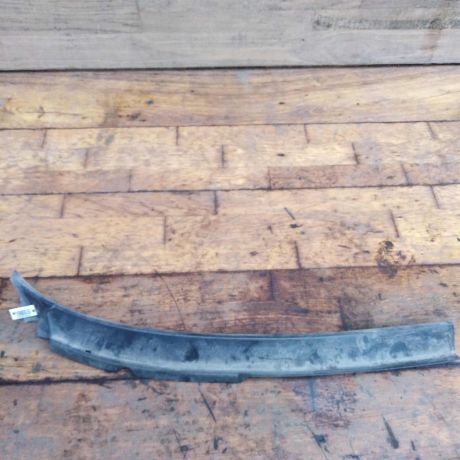 nakladka-dekorativnaia-dozdevik-zabo-shhitok-vody-otvodiashhix-pravyi-volkswagen-passat-b3-art-42237-big-0