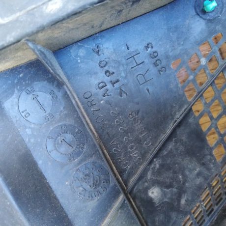 dekorativnaia-nakladka-shhitok-vodootvodiashhii-zabo-dozdevik-mazda-6-23i-art-42660-big-1