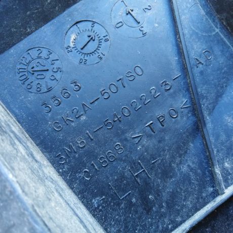 dekorativnaia-nakladka-shhitok-vodootvodiashhii-zabo-dozdevik-mazda-6-23i-art-42660-big-4