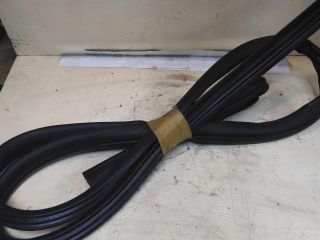 uplotnitel-dveri-zadnei-pravoi-universal-ford-focus-2-rest-art-42806