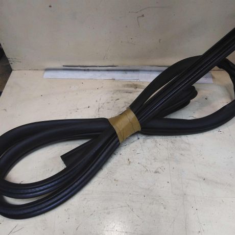 uplotnitel-dveri-zadnei-pravoi-universal-ford-focus-2-rest-art-42806-big-0