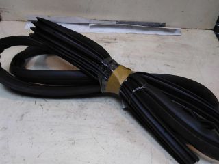 uplotnitel-dveri-perednii-levyi-ford-focus-3-rest-17gv-art-44430