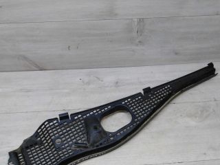 nakladka-dekorativnaia-dozdevik-zabo-shhitok-vodootvodiashhii-pravaia-lada-largus-art-48225