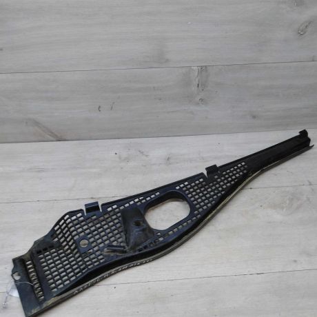 nakladka-dekorativnaia-dozdevik-zabo-shhitok-vodootvodiashhii-pravaia-lada-largus-art-48225-big-0