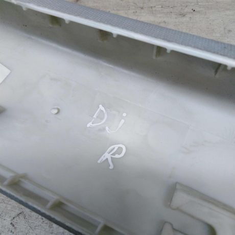 obsivka-stoiki-pravaia-peredniaia-nakladka-salona-volkswagen-jetta-5-art-55487-big-3