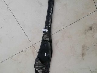 dekorativnaia-nakladka-zabo-vodootvodiashhii-shhitok-dozdevik-levaia-renault-duster-i-art-58978