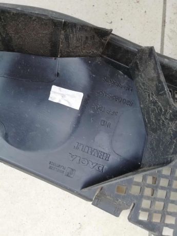 dekorativnaia-nakladka-zabo-vodootvodiashhii-shhitok-dozdevik-levaia-renault-duster-i-art-58978-big-1