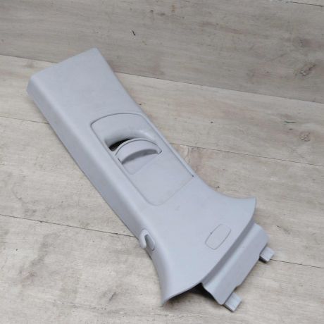 obsivka-stoiki-salona-sredniaia-pravaia-skoda-yeti-i-art-76437-big-0