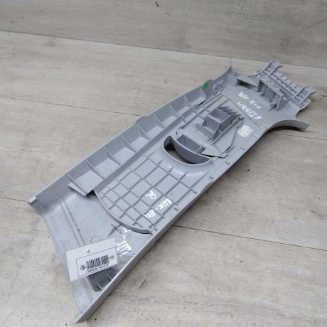 obsivka-stoiki-salona-sredniaia-pravaia-skoda-yeti-i-art-76437-big-1