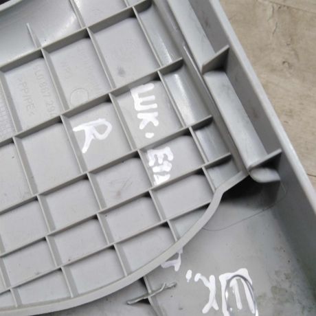 obsivka-stoiki-salona-sredniaia-pravaia-skoda-yeti-i-art-76437-big-2