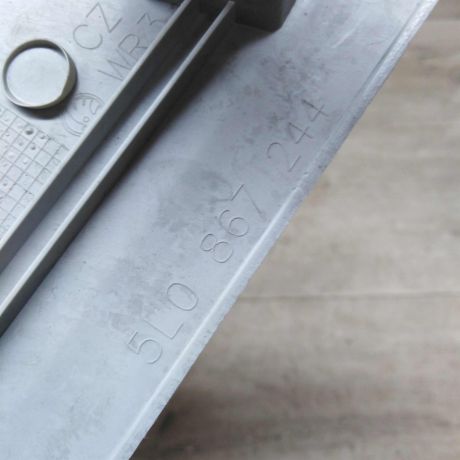 obsivka-stoiki-salona-sredniaia-pravaia-skoda-yeti-i-art-76437-big-3