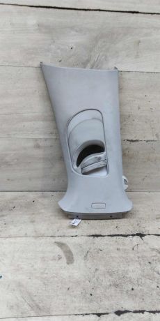 obsivka-salona-nakladka-levaia-na-sredniuiu-stoiku-volkswagen-jetta-vi-art-101148-big-0