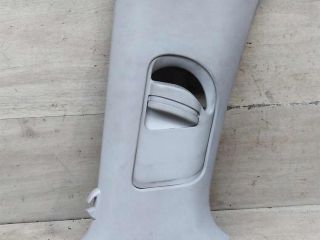 obsivka-salona-nakladka-pravaia-na-sredniuiu-stoiku-volkswagen-jetta-vi-art-101164