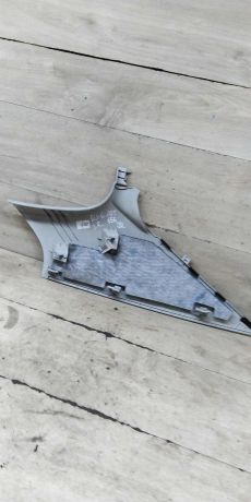 obsivka-salona-nakladka-zadniaia-pravaia-na-stoiku-volkswagen-jetta-vi-art-101184-big-1