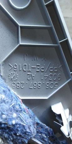 obsivka-salona-nakladka-zadniaia-pravaia-na-stoiku-volkswagen-jetta-vi-art-101184-big-4