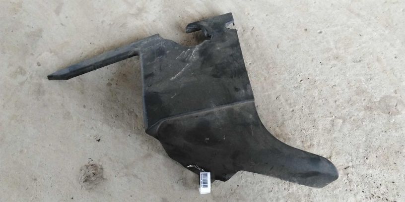 nakladka-dekorativnaia-podkapotnogo-prostranstva-audi-a8-d2-art-18311-big-0