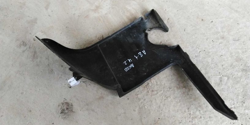 nakladka-dekorativnaia-podkapotnogo-prostranstva-audi-a8-d2-art-18311-big-1