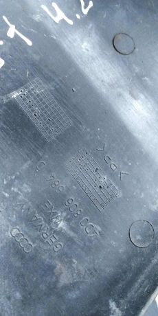 nakladka-dekorativnaia-podkapotnogo-prostranstva-audi-a8-d2-art-18311-big-3