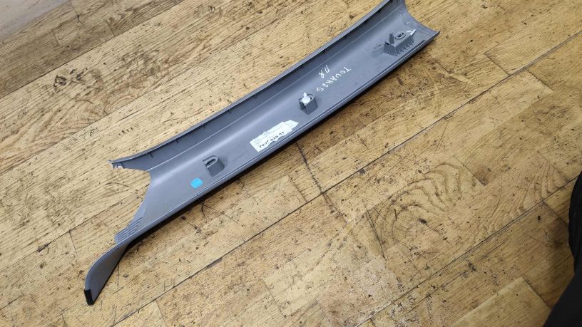 nakladka-stoiki-pravaia-volkswagen-touareg-art-20018-big-1