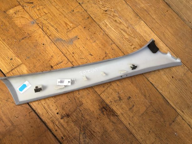 nakladka-vnutrenniaia-perednei-levoi-stoiki-salona-mercedes-w203-do-rest-art-33511-big-3