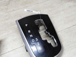 nakladka-kuzova-vnutri-na-selektor-perekliuceniia-peredac-kulisu-akpp-hyundai-solaris-art-39681
