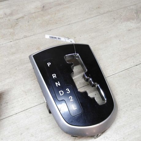 nakladka-kuzova-vnutri-na-selektor-perekliuceniia-peredac-kulisu-akpp-hyundai-solaris-art-39681-big-0