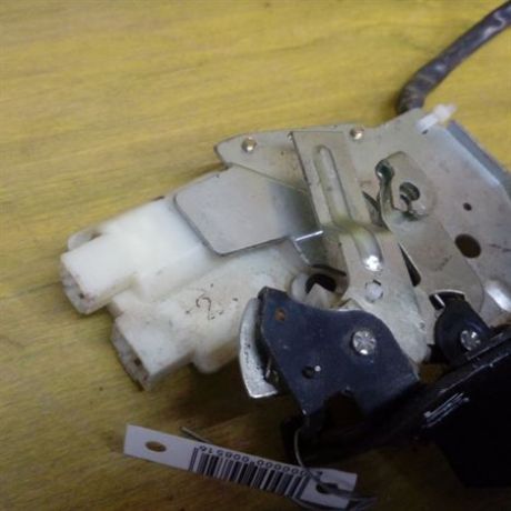 zamok-bagaznika-honda-jazz-s-defektom-art-10757-big-3