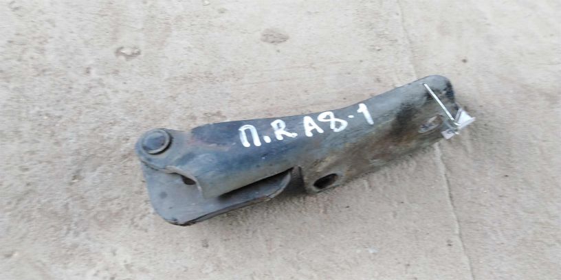 petlia-kapota-pravaia-audi-a8-d2-art-18143-big-0