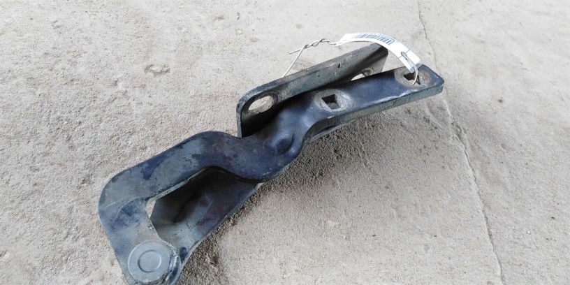 petlia-kapota-pravaia-audi-a8-d2-art-18143-big-1