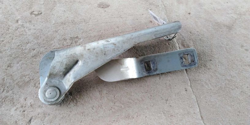 petlia-kapota-levaia-audi-a8-d2-art-18628-big-1