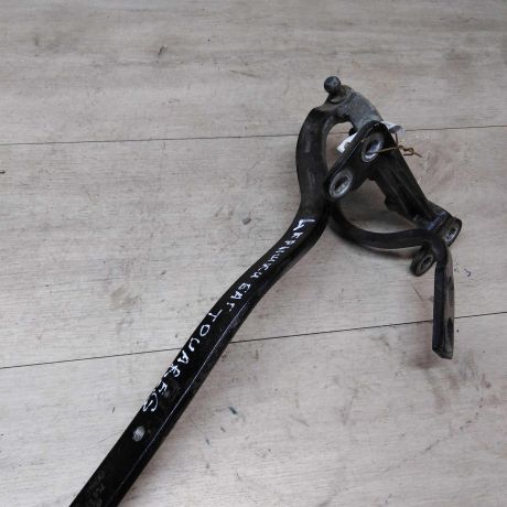 petlia-kryski-bagaznika-levaia-volkswagen-touareg-art-19879-big-1