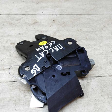 zamok-kryski-bagaznika-sedan-volkswagen-passat-b6-art-33652-big-3