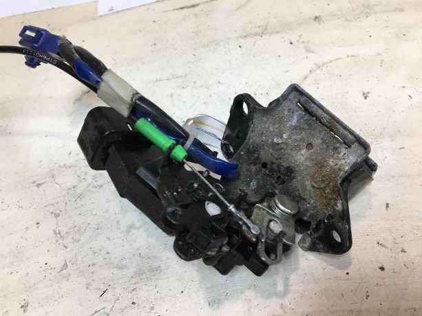 zamok-bagaznika-toyota-corolla-ix-e120-e130-rest-xetcbek-art-37471-big-1