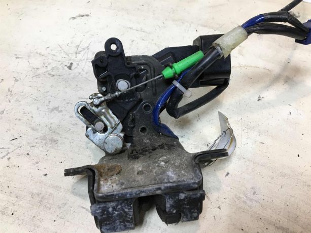 zamok-bagaznika-toyota-corolla-ix-e120-e130-rest-xetcbek-art-37471-big-3