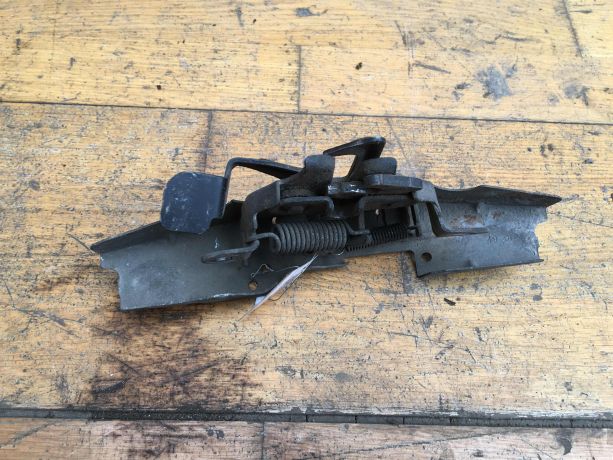 zamok-kapota-toyota-corolla-ix-e120-e130-rest-xetcbek-art-37550-big-1