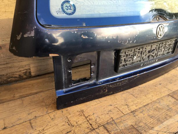 kryska-bagaznika-volkswagen-passat-b4-universal-so-steklom-sledy-remonta-art-38870-big-2