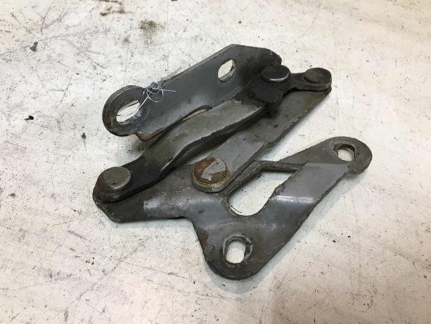 petlia-kapota-pravaia-volkswagen-sharan-do-rest-art-41725-big-1