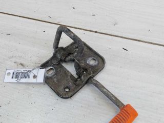 zamok-kapota-rucka-otkryvaniia-volkswagen-polo-sedan-art-49656