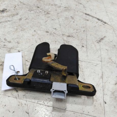 zamok-kryski-bagaznika-sedan-audi-a4-b5-do-rest-art-52543-big-2