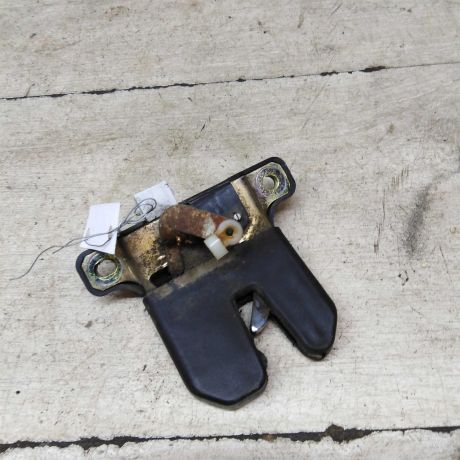 zamok-bagaznika-sedan-audi-a4-b5-art-62763-big-2