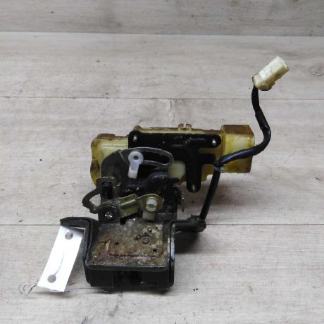 zamok-kryski-bagaznika-mazda-323-art-78694-big-1