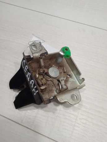 zamok-kryski-bagaznika-toyota-corolla-ix-e120-e130-art-81860-big-1