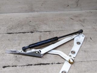 petlia-bagaznika-pravaia-upor-amortizator-ford-focus-i-art-98264