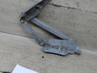 petlia-kryski-bagaznika-pravaia-renault-megane-i-art-104311