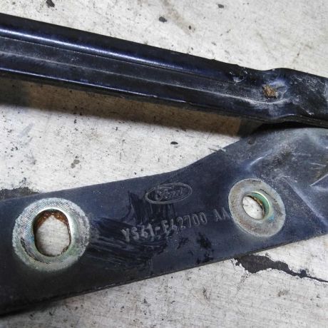 petlia-pravaia-kryski-bagaznika-ford-focus-1-art-109640-big-3