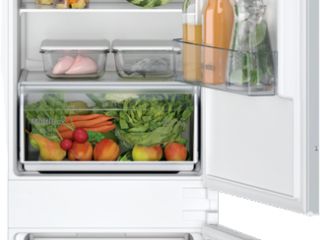 vstraivaemyi-xolodilnik-bosch-serie-2-kiv87nse0-belyi-2-xkamern-20070-l-morozilka-snizu-kapelnoe-razmorazivanie