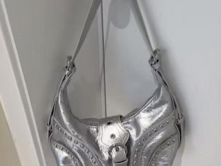 sumka-zenskaia-y2k-v-stile-baikera-serebristaia-s-zaklepkami-modnaia-akcentnaia-baguette-bag-na-pleco-i-krossbodi