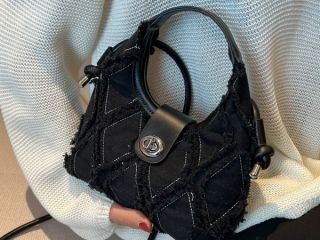 sumka-zenskaia-iz-denima-s-baxromoi-rombiceskii-uzor-cernaia