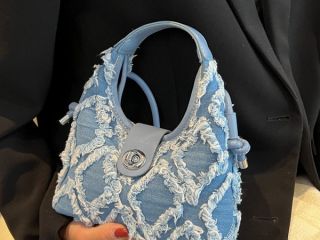 sumka-zenskaia-iz-denima-s-baxromoi-rombiceskii-uzor-golubaia